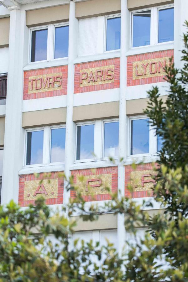 * & Detente # Privee # # Netflix * Apartment